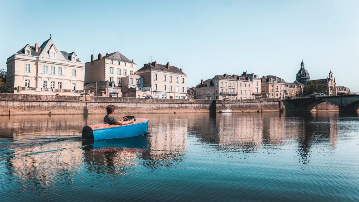Bateau_Dandy_sur_la_Mayenne-La_Mayenne_(riviere)_Chateau-Gontier-CP-Lezbroz_-_Teddy_Verneuil_-_Mayenne_Tourisme