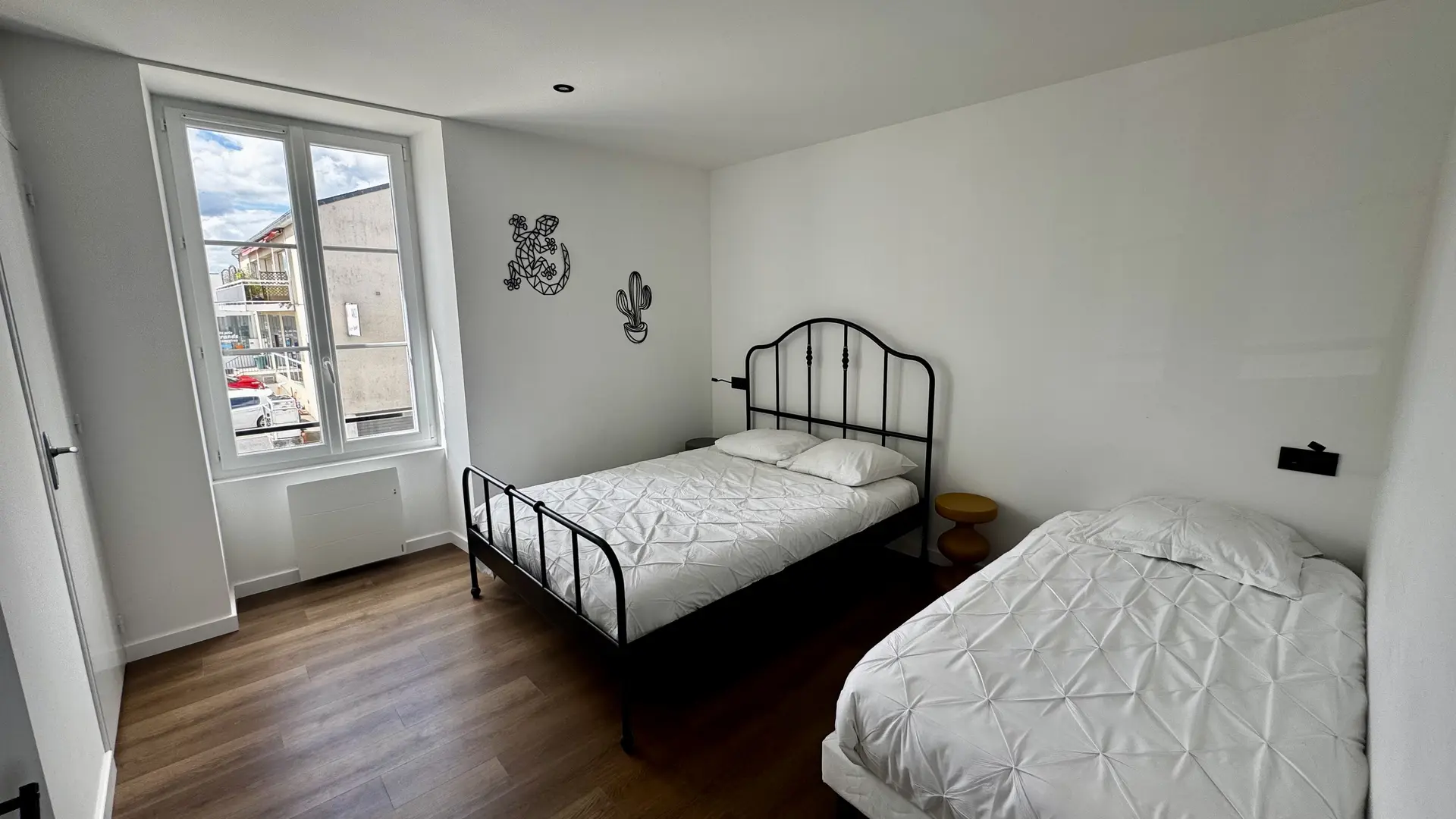 CH_ GAUCHE - ÉTAGE 1 - 1 LIT 2 PERS + 1 LIT 1 PERS (1)