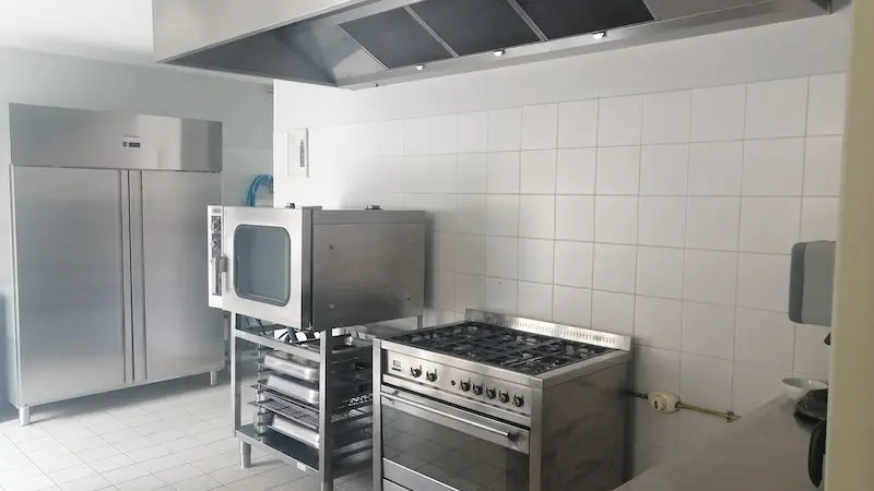 Gîte de groupe Domaine de Meslay - Fyé - cuisine professionnelle équipée