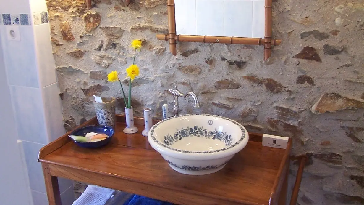 Céleste, sanitaire privé, WC séparé