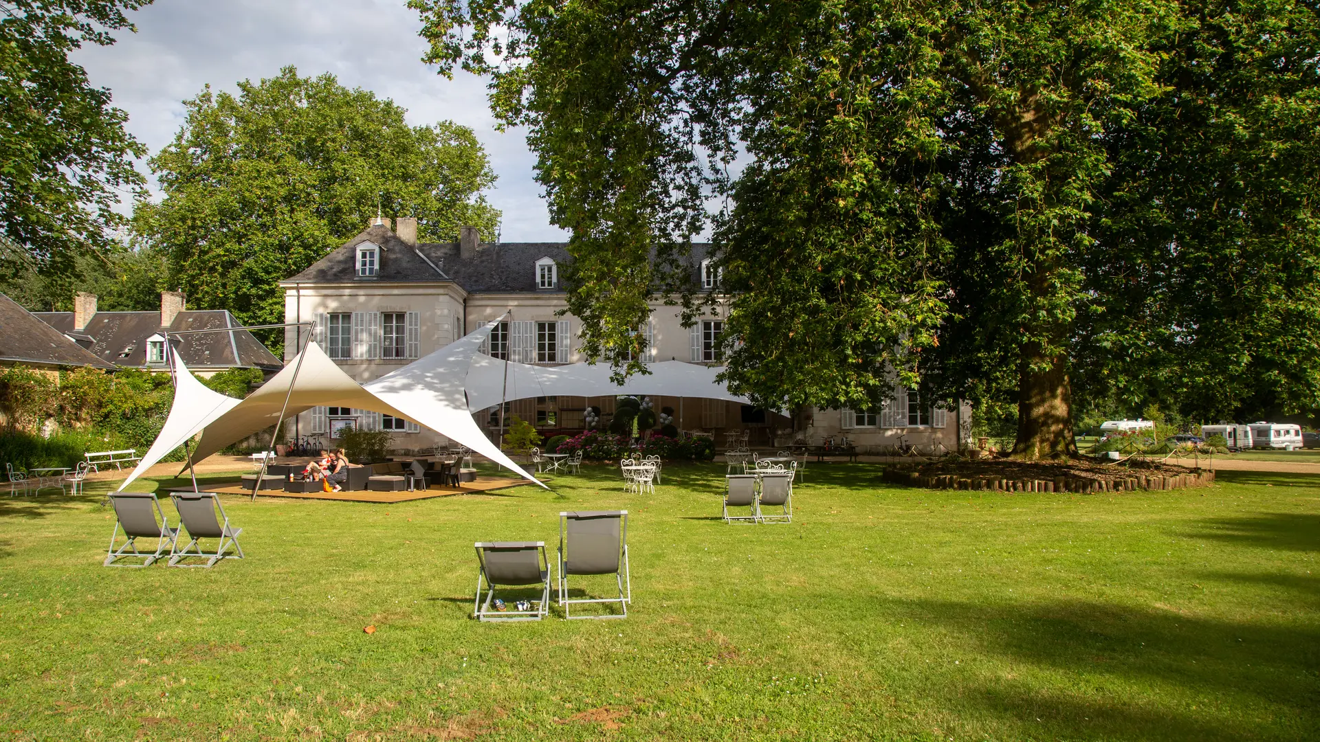 Vue de face du Château avec la lounge