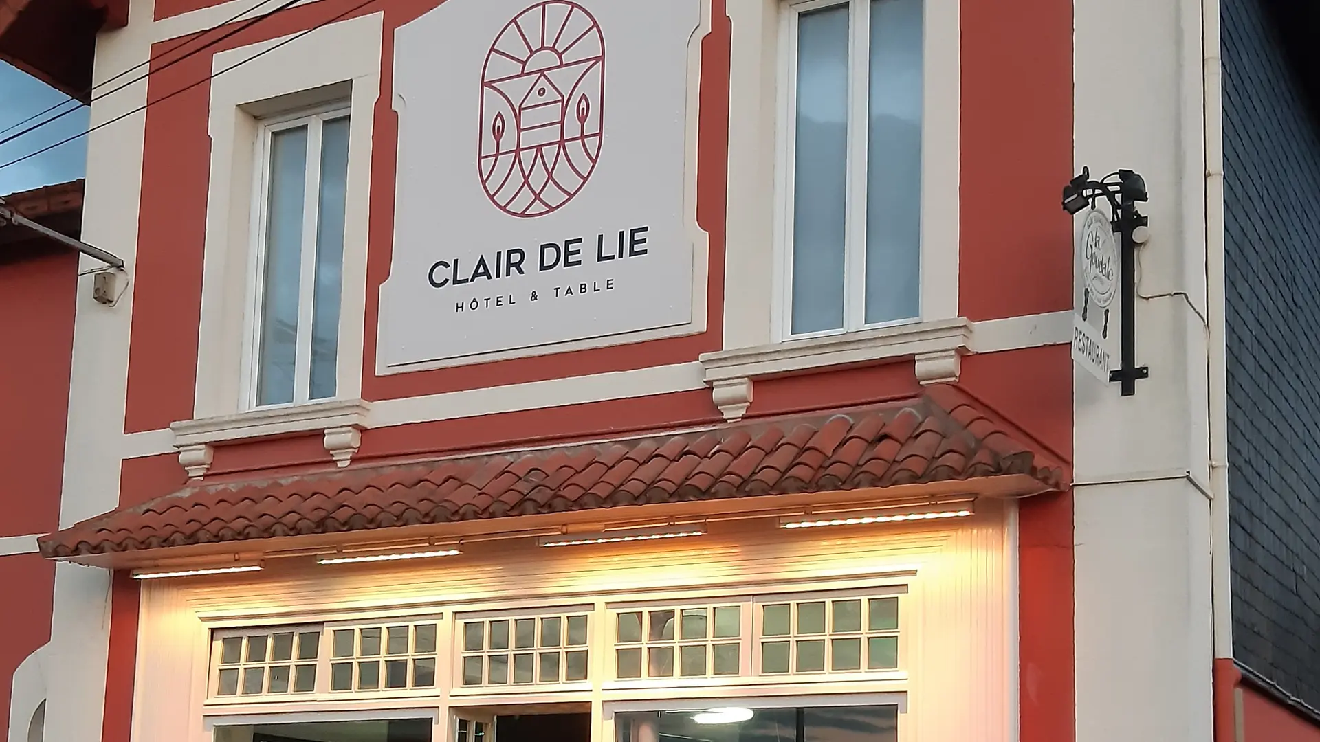Clair de Lie facade nuit
