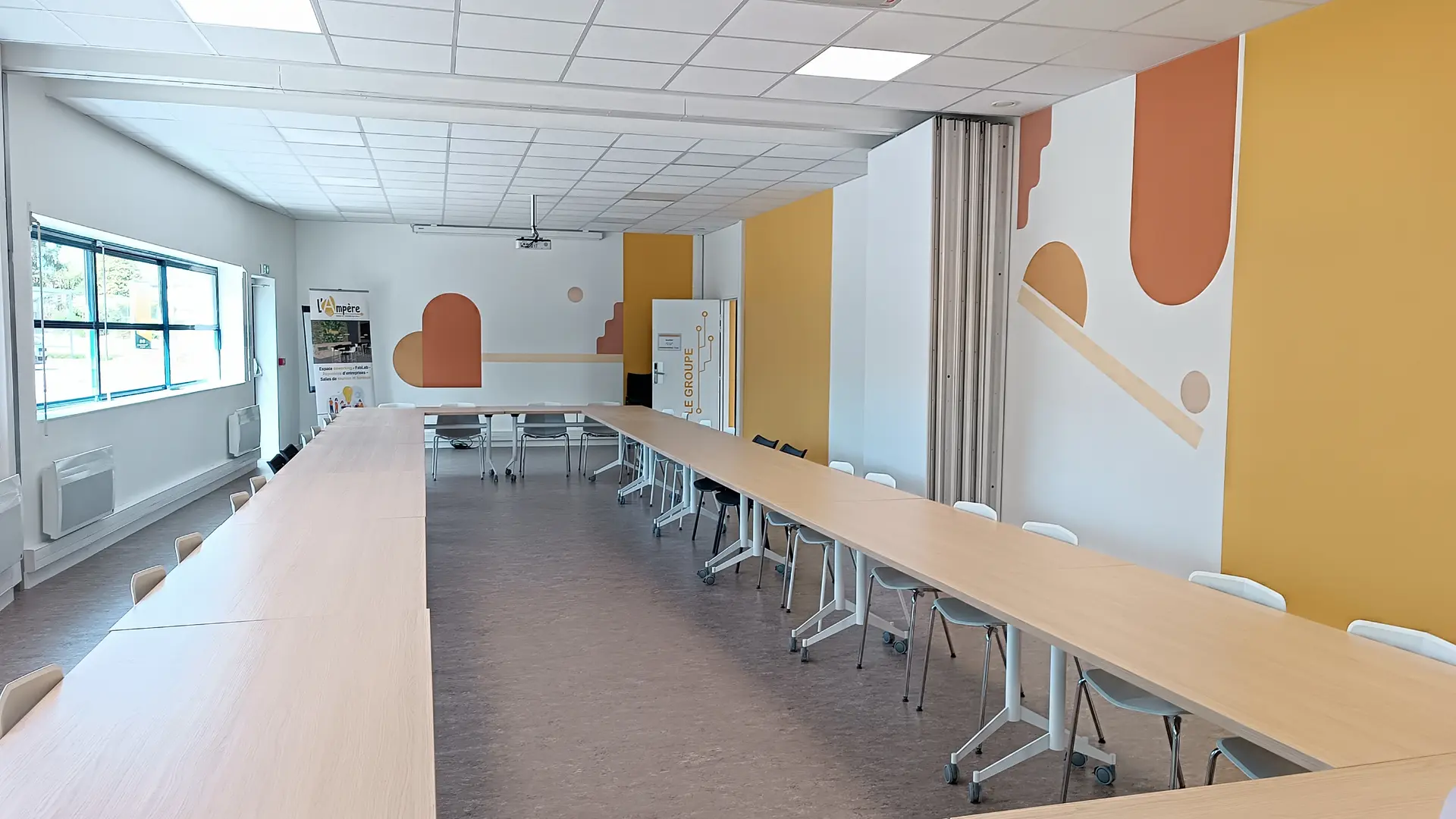 Grande salle (Le Groupe et le Connecteur)