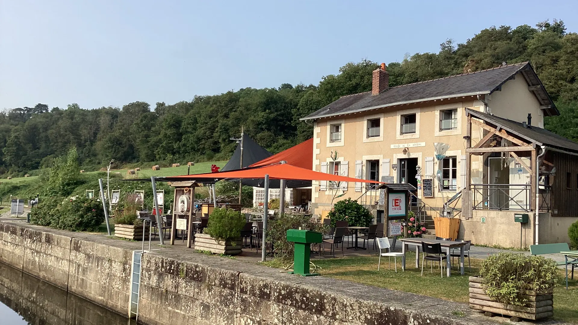 la maison éclusière de l'exterieur