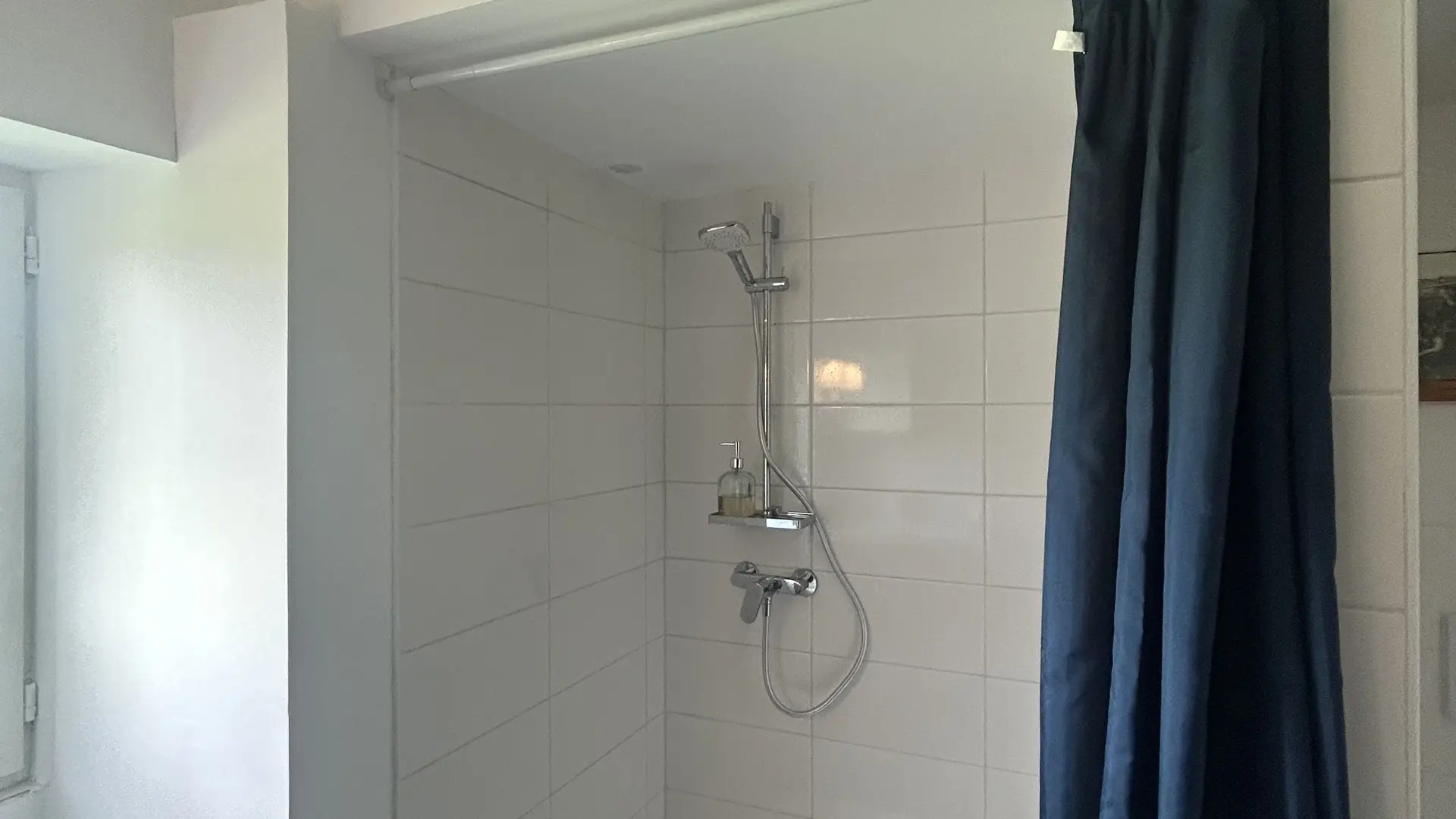 Gîte Le Nid - Moulins-le-Carbonnel - salle de bain 1er étage