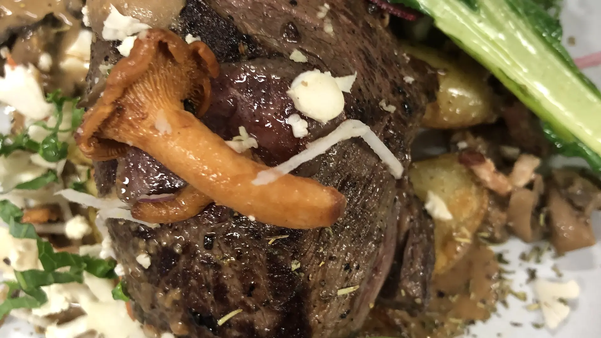 Filet de boeuf, sauce aux girolles