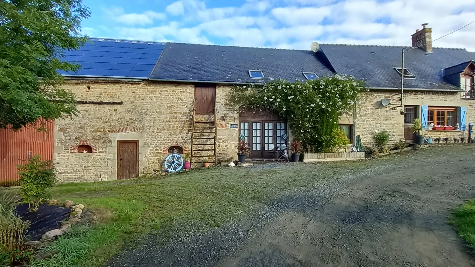 Façade du gîte avec parking