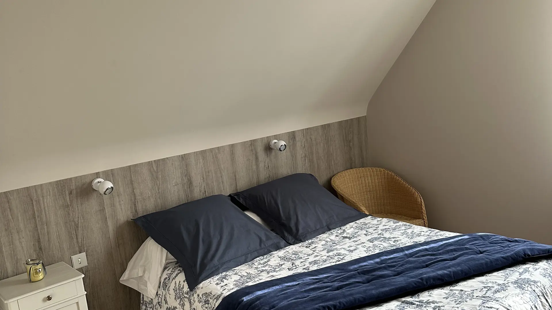 chambre La Retro à l'étage de la maison