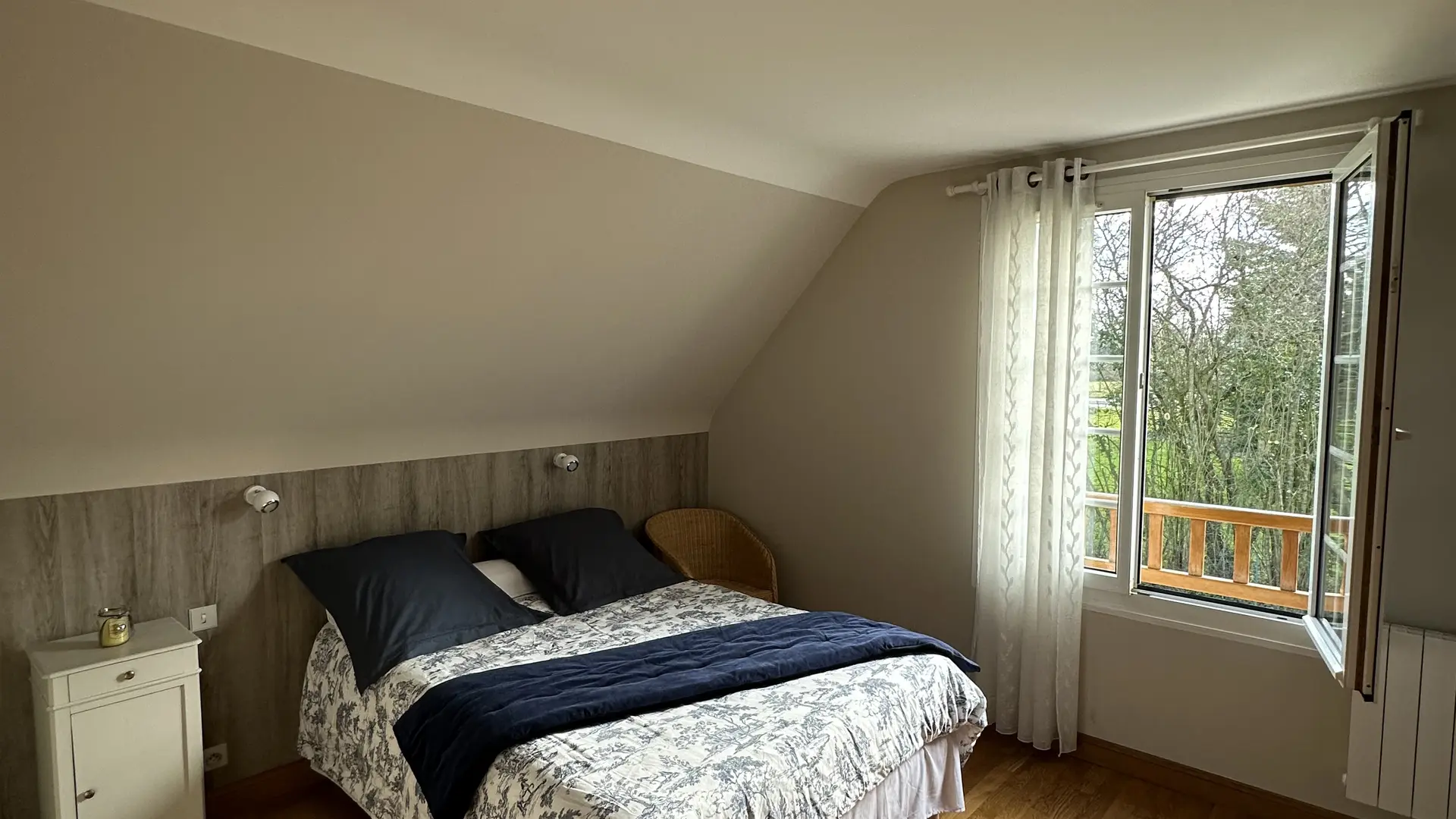 chambre La Retro à l'étage de la maison