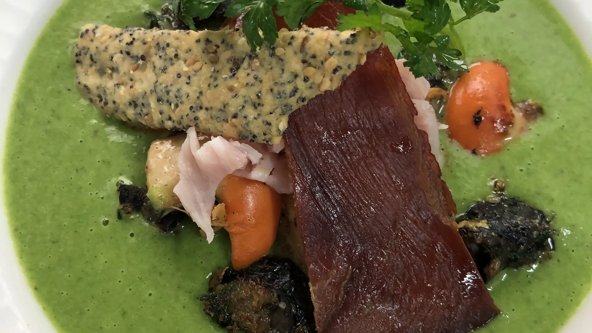 Velouté tiède de cresson, aux escargots et jambon sec