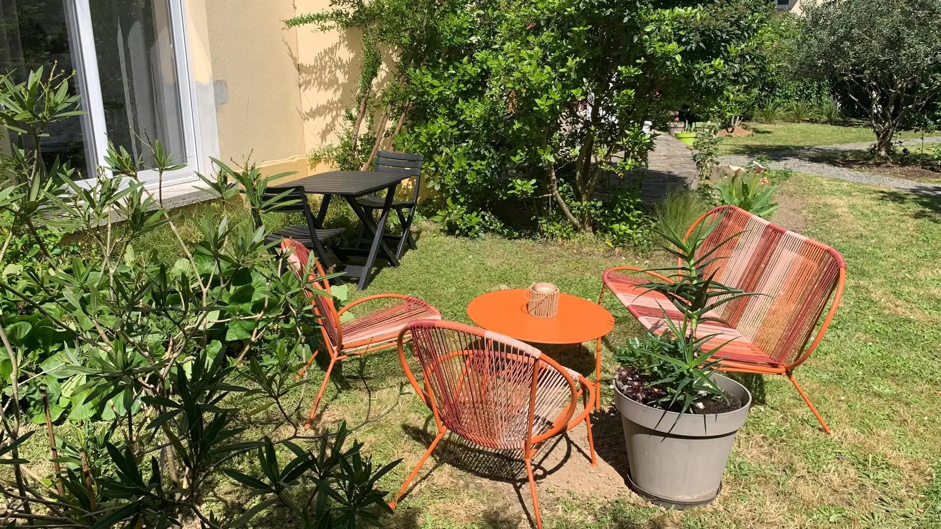 Salon de jardin sur espace privatif (+ table et chaises pliantes)