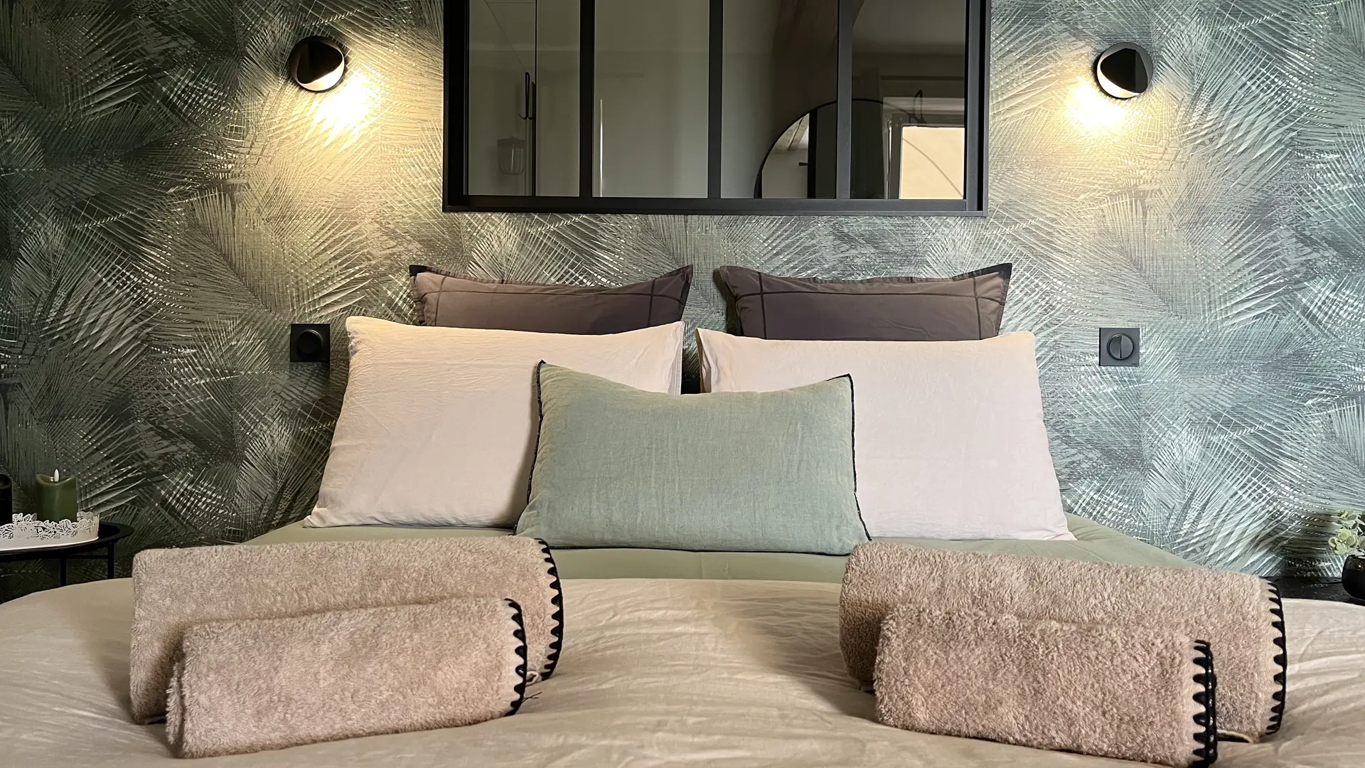 Lit Queen Size avec draps et linge de toilette