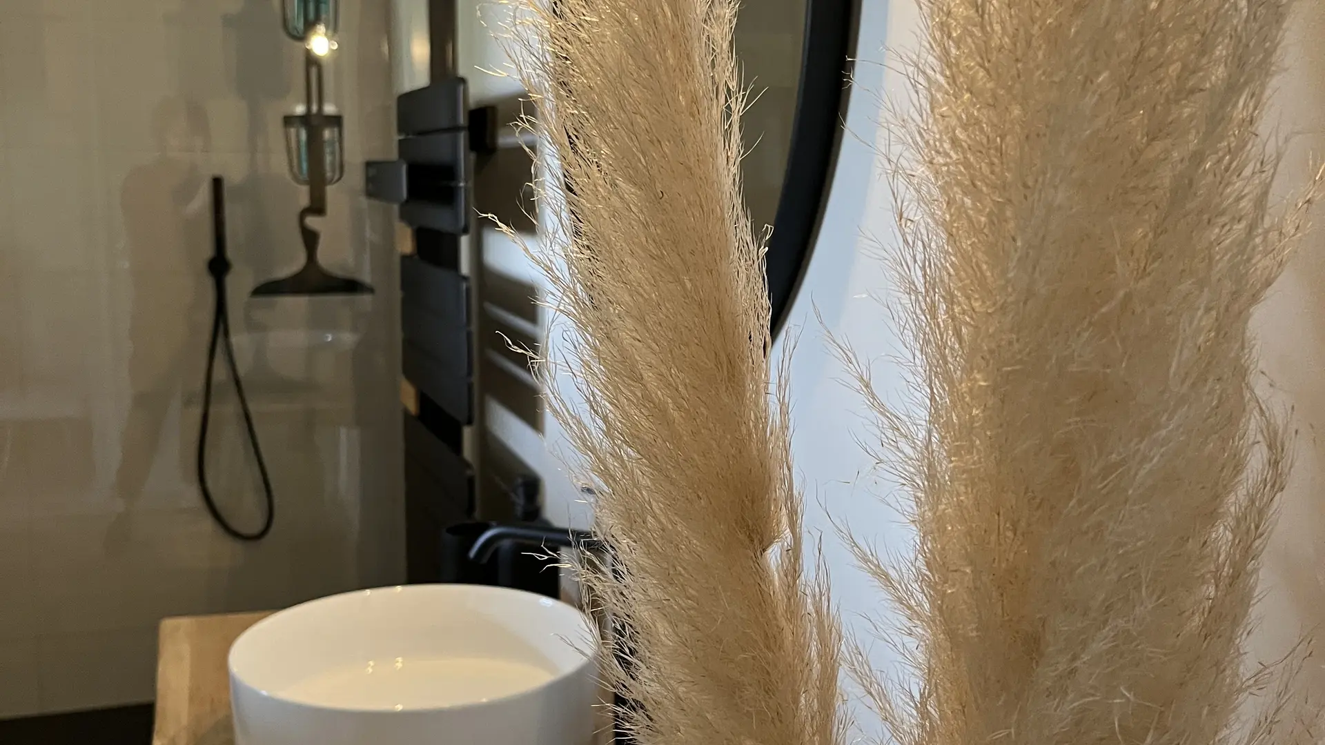 Douche XXL et vasque sur plan bois