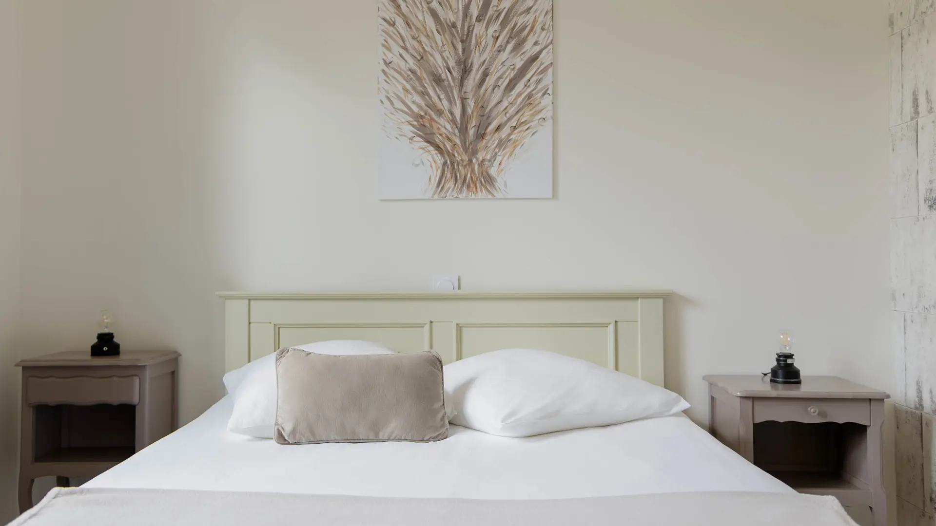 Au rez de chaussée, la chambre 2, un lit double