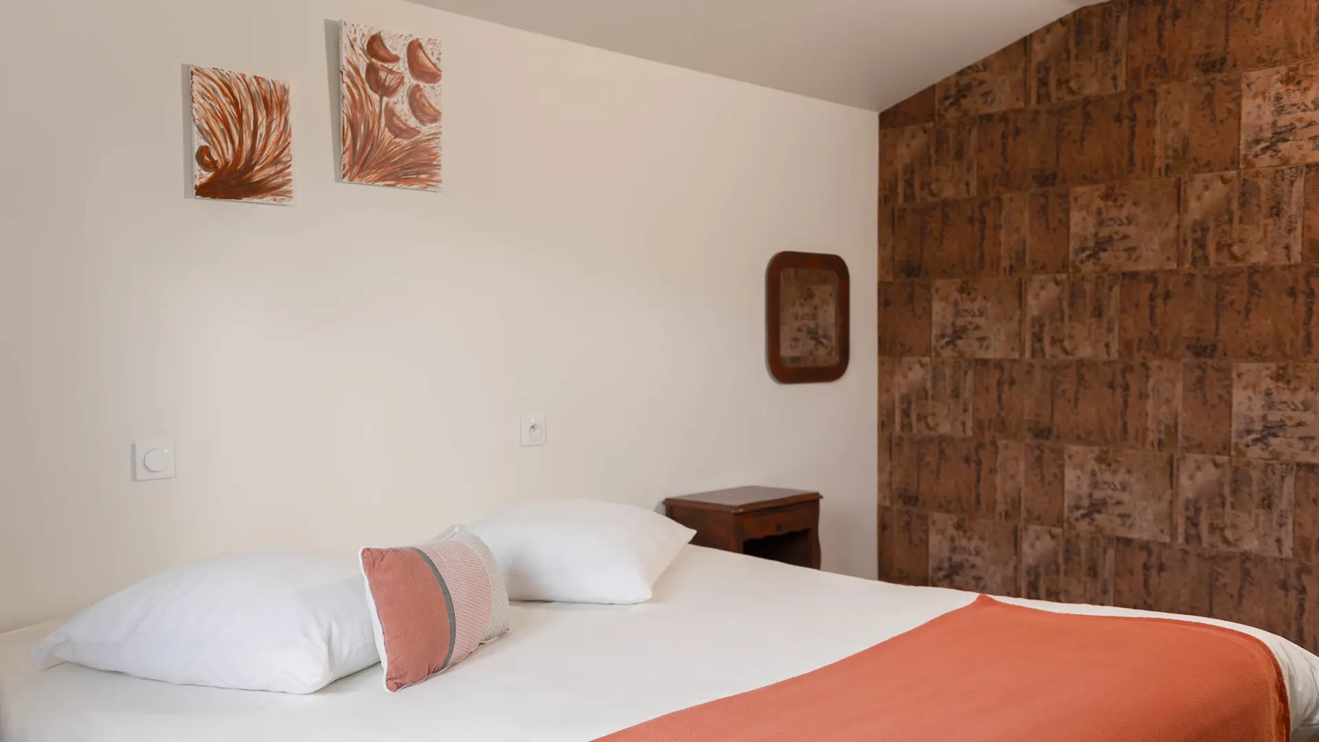 Au rez de chaussée, la chambre 1, un lit double ou 2 lis simples