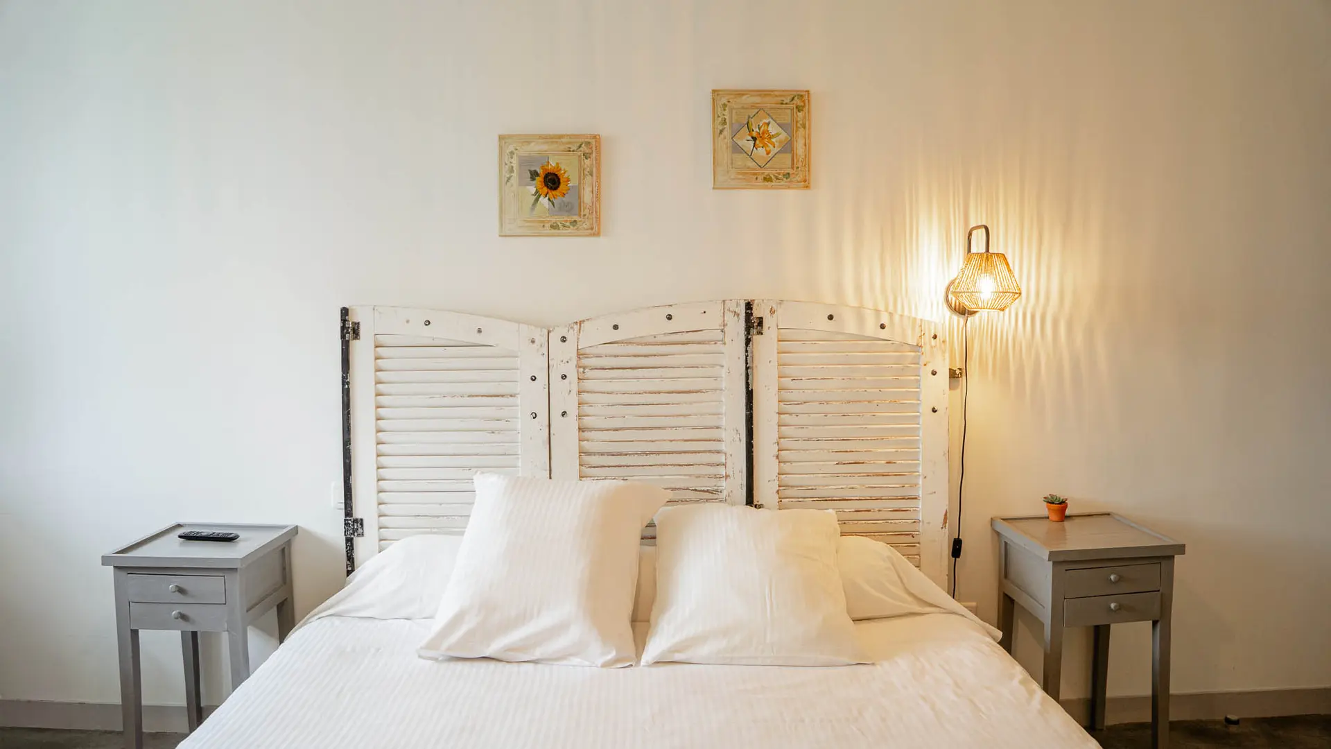 Lit dans une chambre du Domaine des Vieilles Pierres