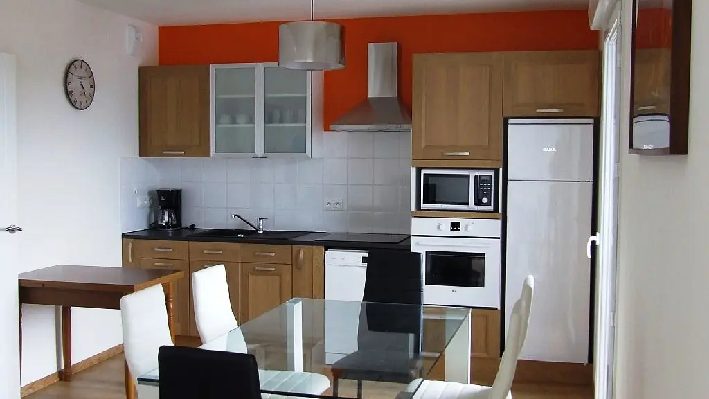 Partie cuisine bien équipée