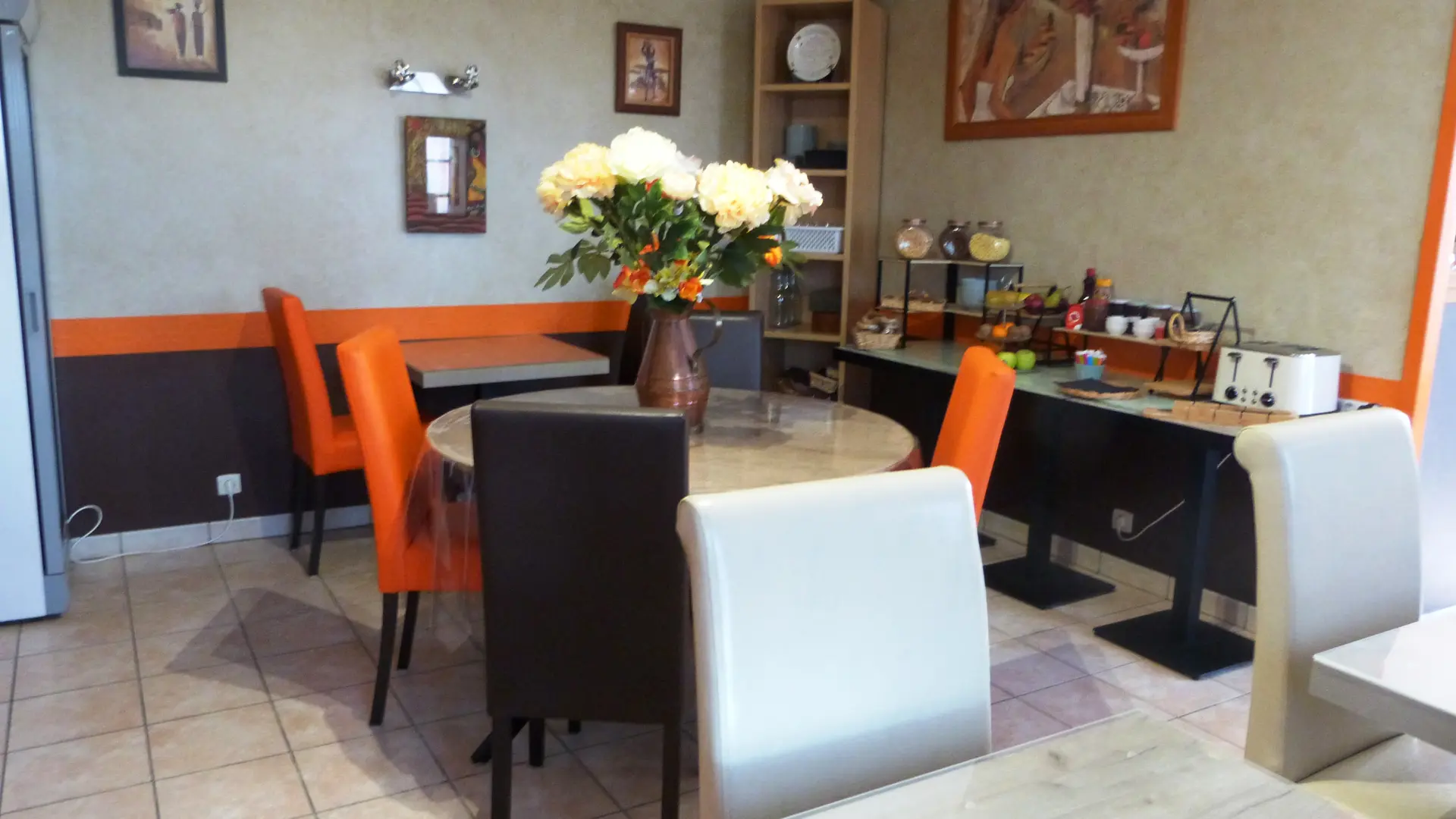 SALLE du RESTAURANT ET P.D.J 2