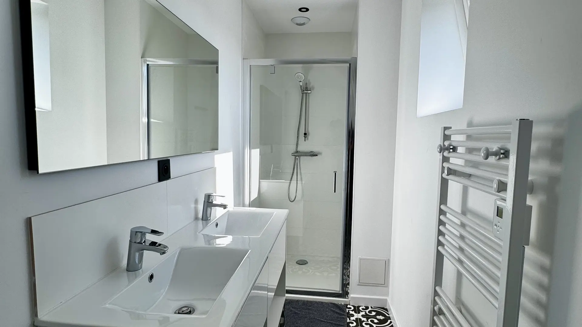 SDB_ GAUCHE - ÉTAGE 2 - 2 LITS 2 PERS