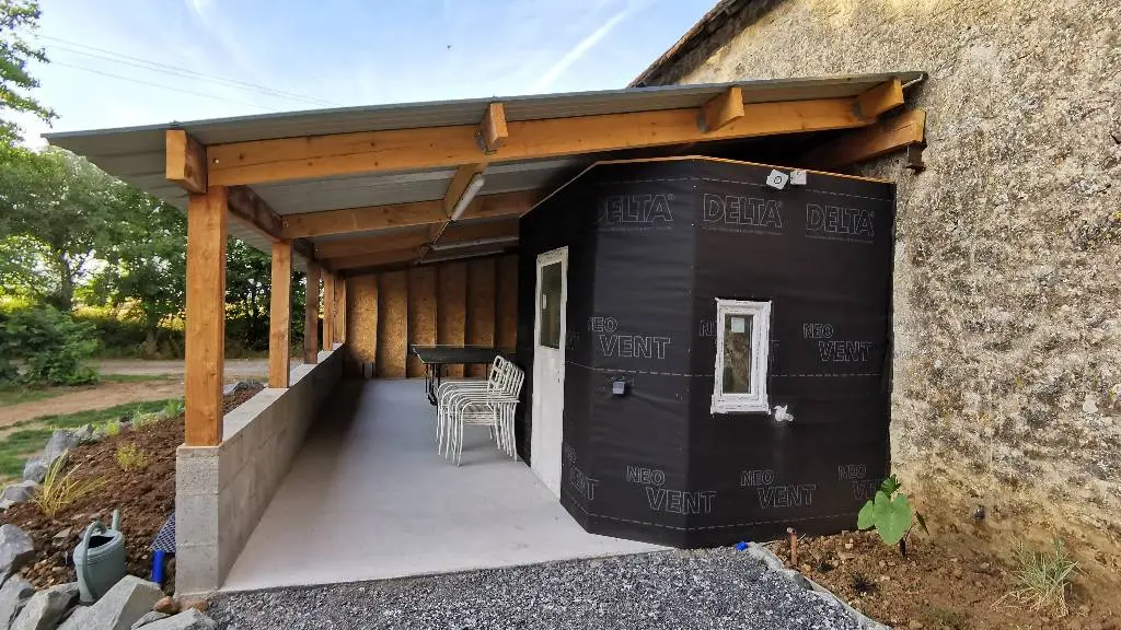Table ping-pong abritée et toilettes extérieures PMR