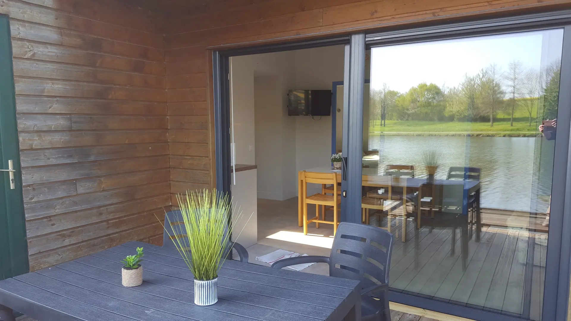 Terrasse vue vers le chalet