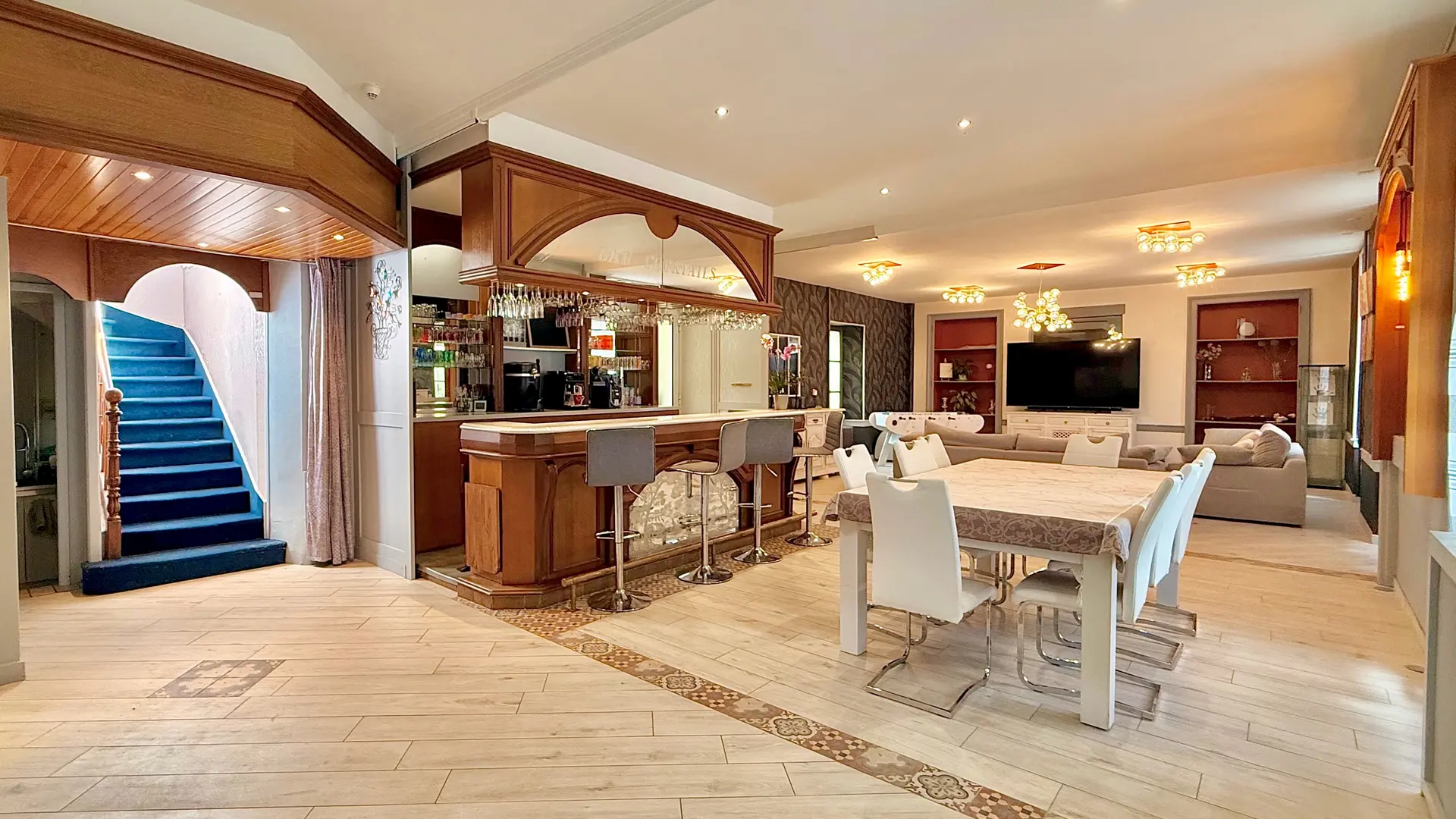 Vue ensemble Bar + Salle à Manger + Salon 1