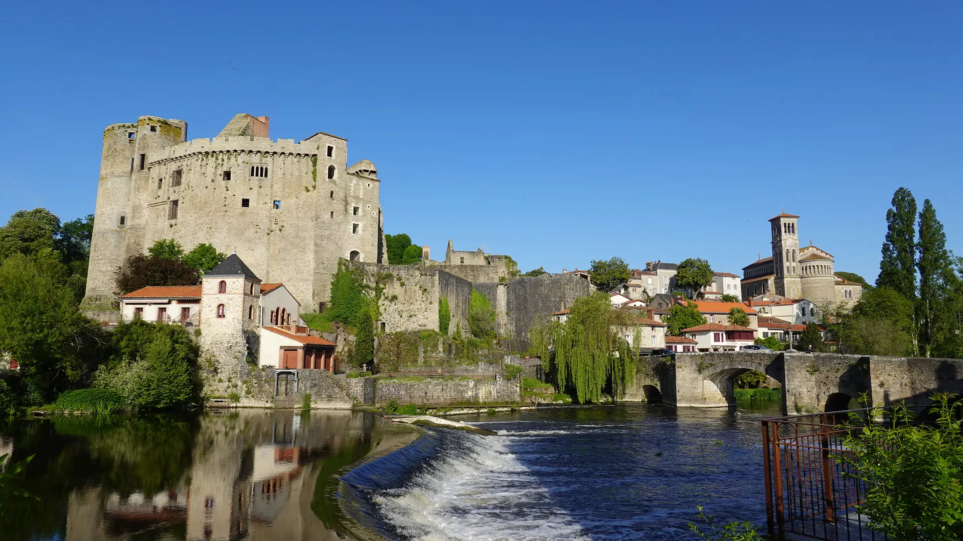 Vue generale de la ville depuis la passerelle de l'Hotel Villa Saint Antoine