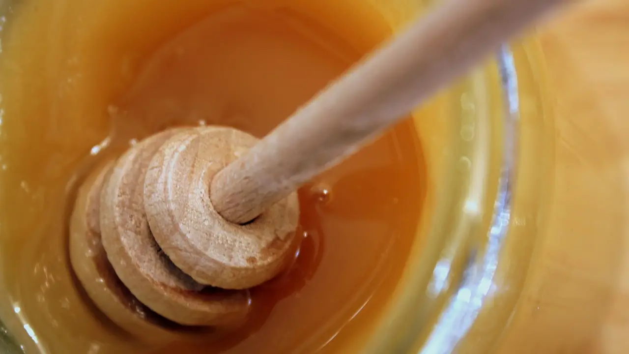 Cuillère à miel en bois : 1€