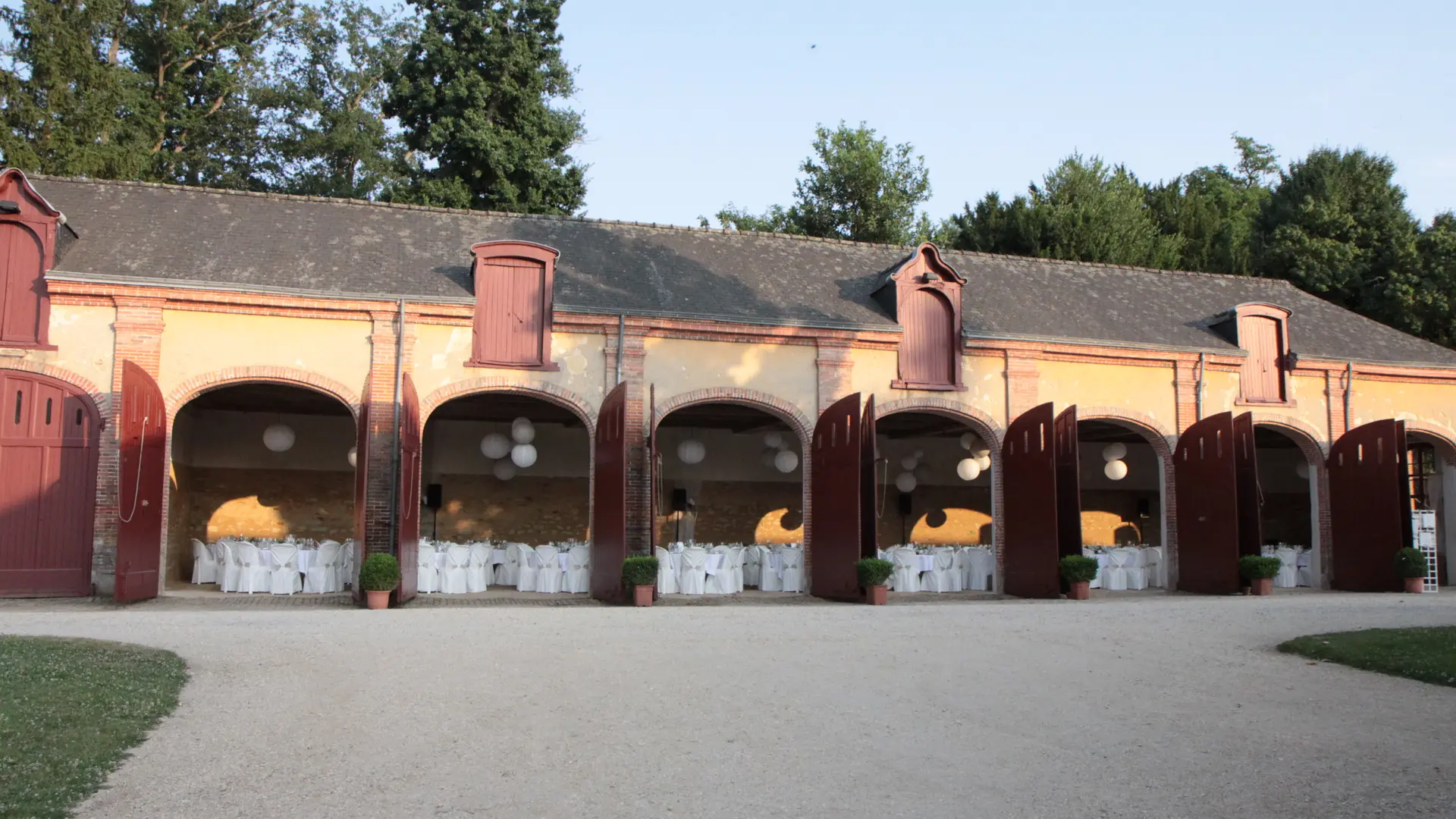 la galerie des atelages en face des écuries