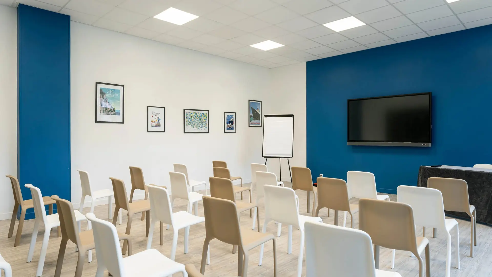 hotel-saint-nazaire-pornichet_4681_meeting-room_2-jpg
