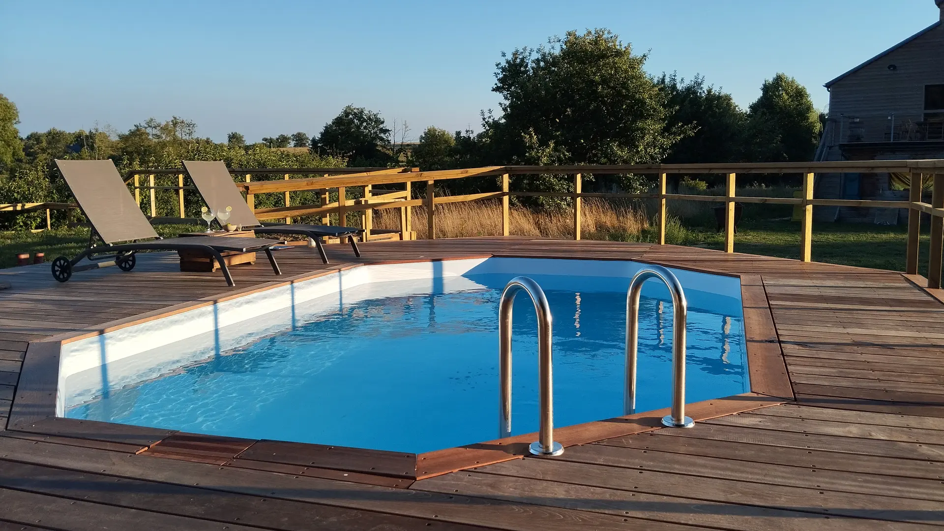 Piscine avec deck en bois
