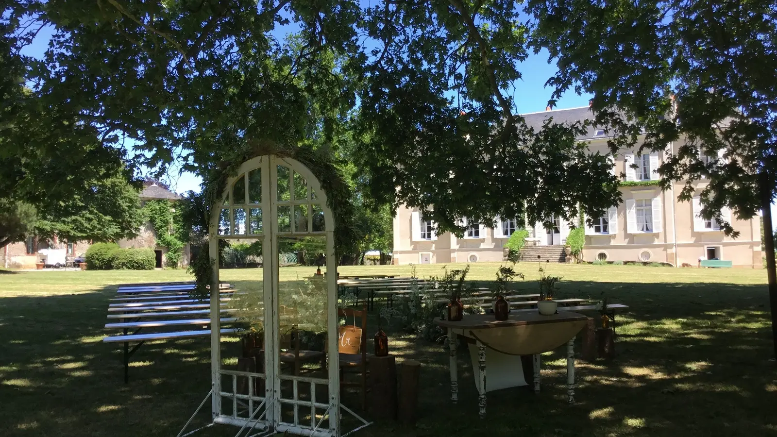 La cour des montys . Cérémonie dans le parc