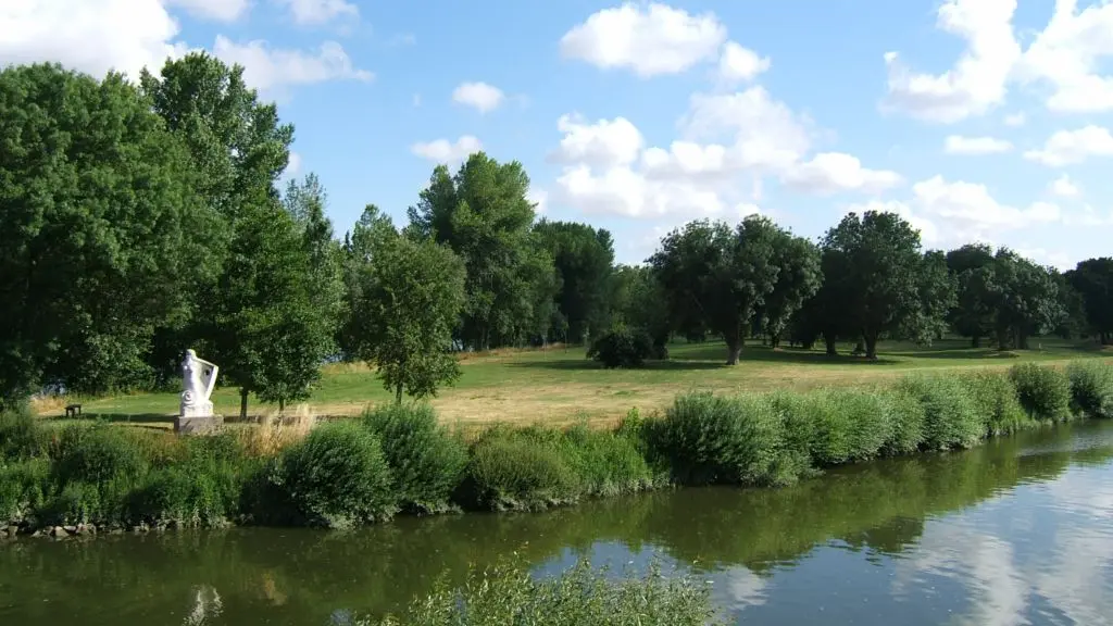 la pierre percée la chapelle basse mer