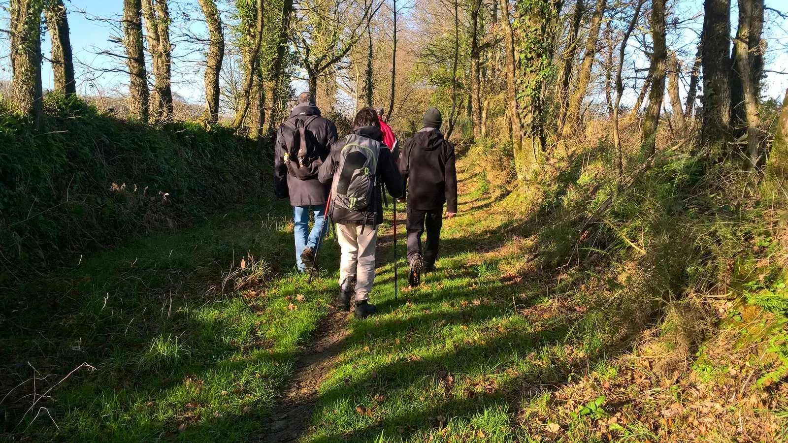 randonneurs-dans-chemin-circuitdeshorizons-lelorouxbottereau-44-levignobledenantes