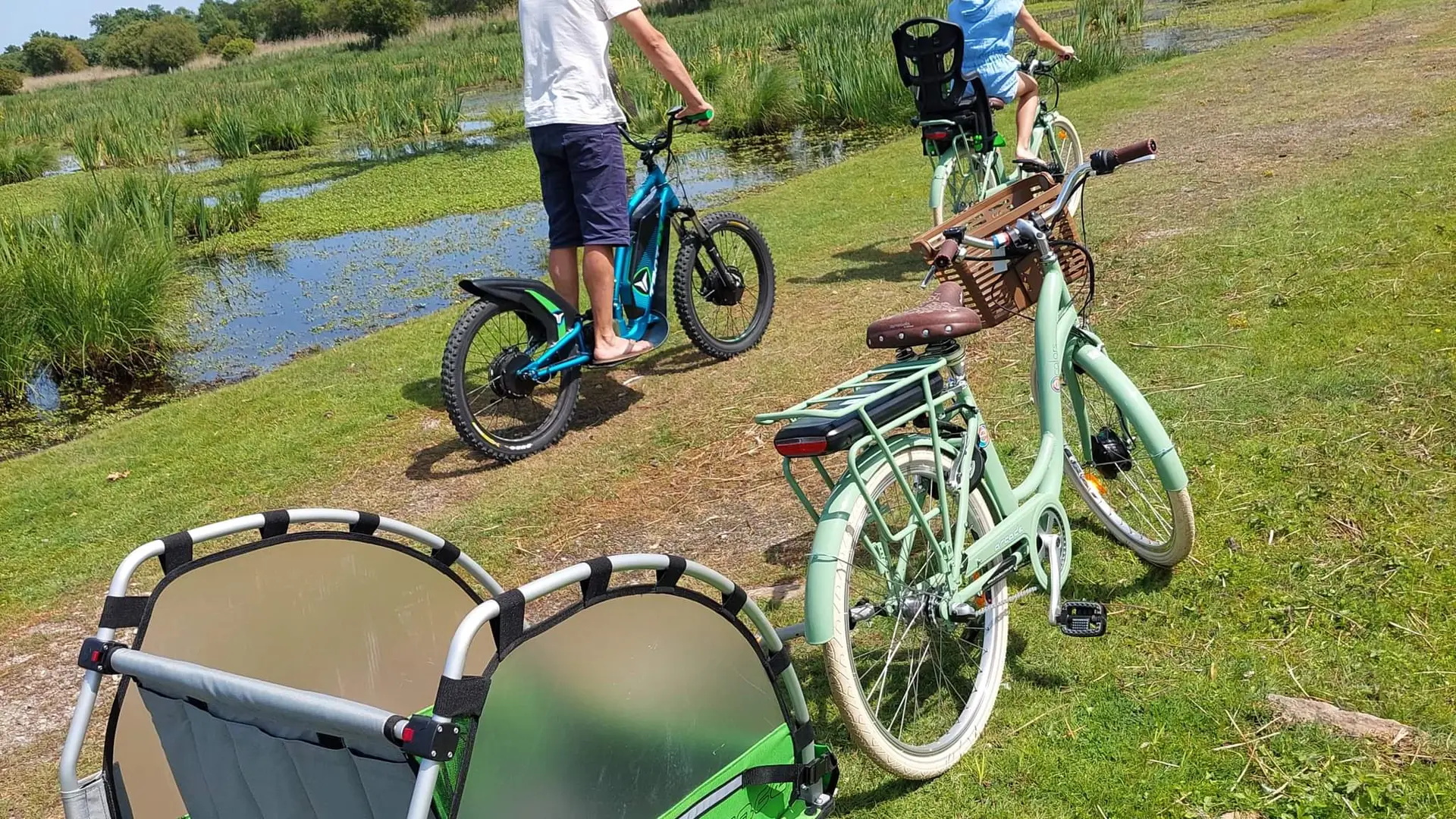 vélos et trottinettes ainsi que siège bébé et remorque enfants