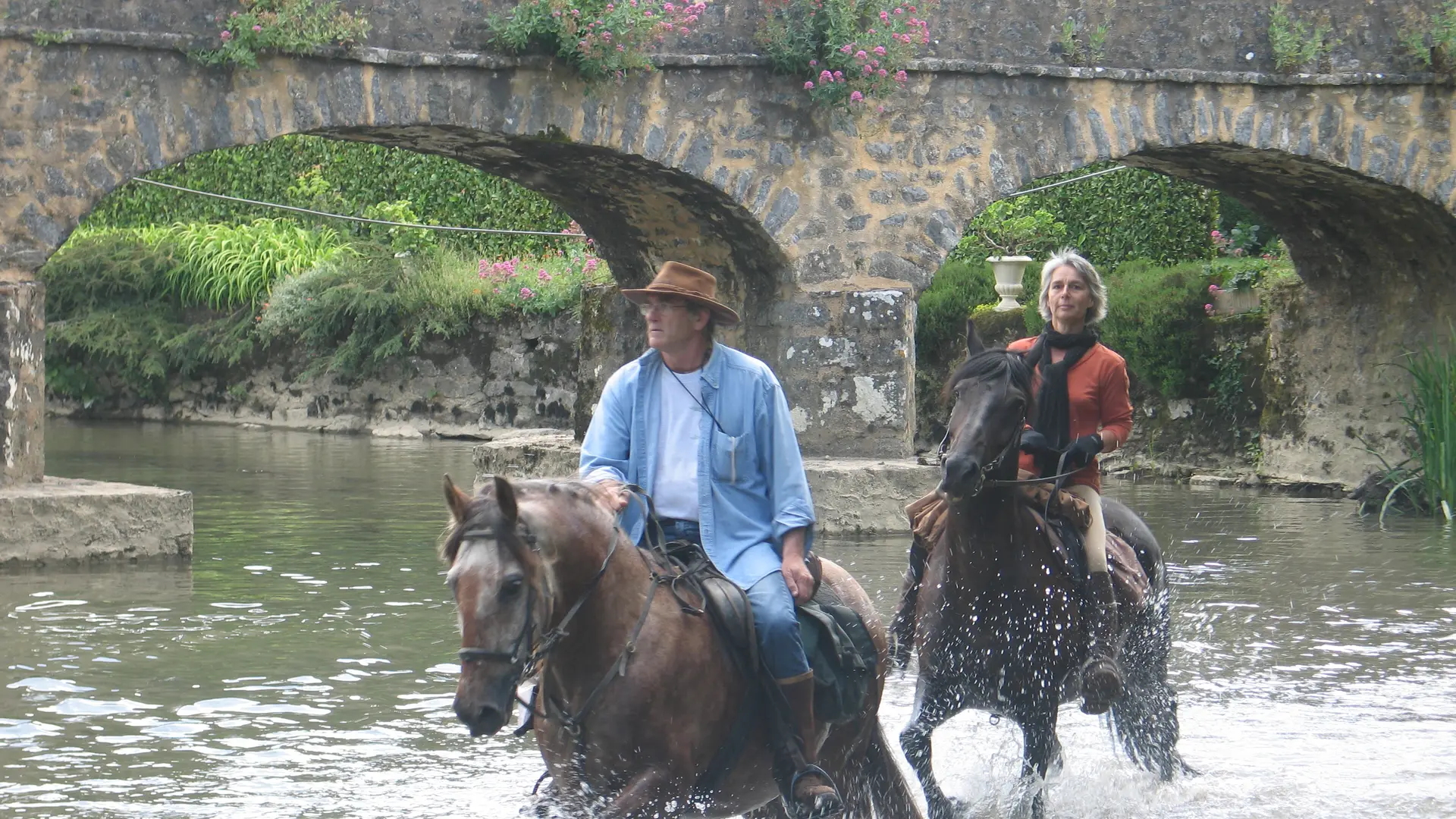 ITI53 - Saint Pierre sur Erve- rivière à cheval