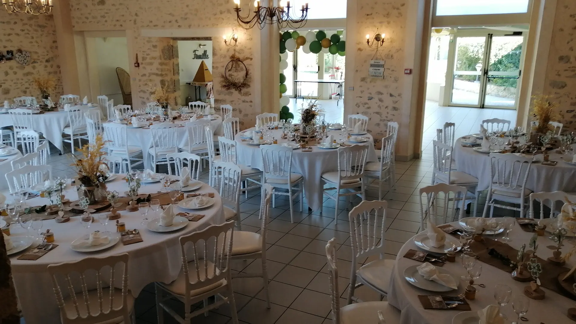 Gîte de groupe Domaine de Meslay - Fyé - salle en pierres