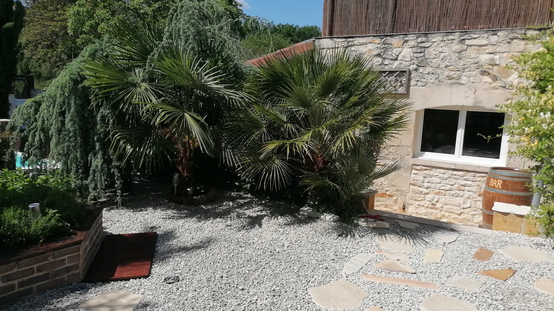 VUE  DU BARBECUE SUR LA CUISINE D ETE