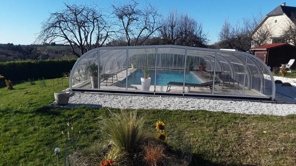 Gîte de la Ferme de la Chapelle St Jean-piscine couverte_Beynat
