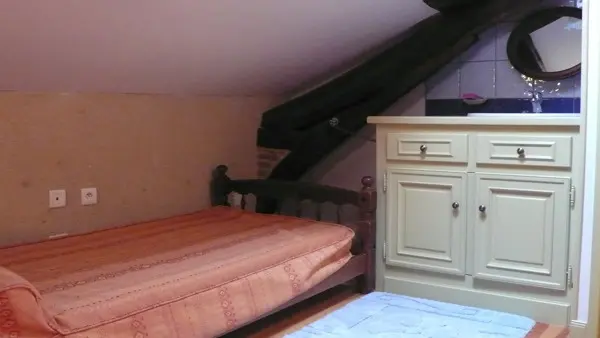 Chambre du haut, lit 90 avec coin lavabo