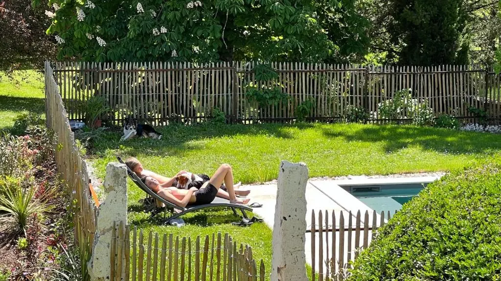 Piscine Chauffée et clôturée - Gîte de l'Etude