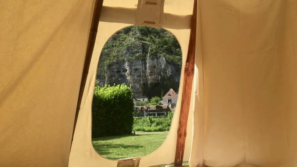 Tipi avec vue sur les falaises