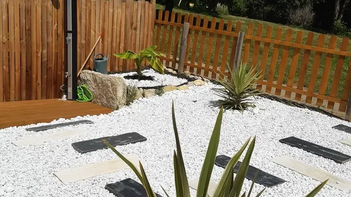 jardin de la piscine, douche solaire