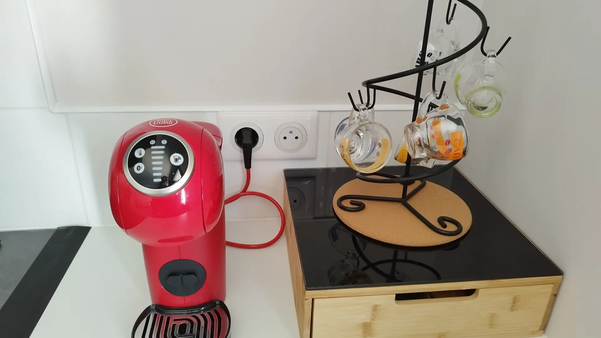 16. Cafetière Dolce Gusto + dosettes accueil