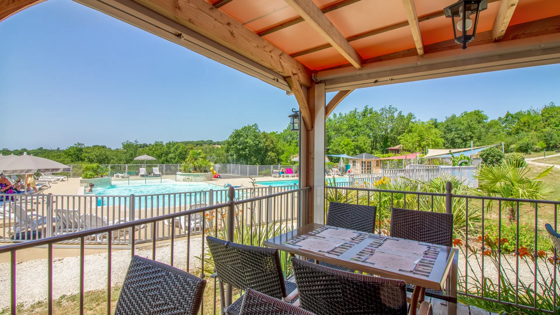 Terrasse Restaurant vue sur la piscine