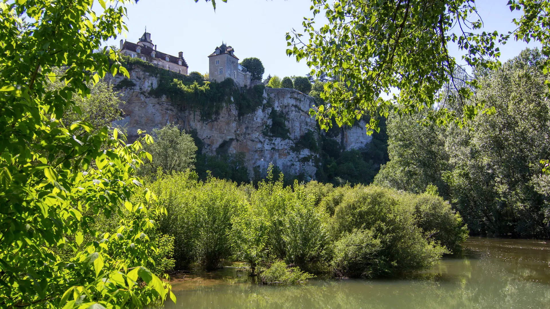 Lacave - Sous le Château de Belcastel © Lot Tourisme C. Novello