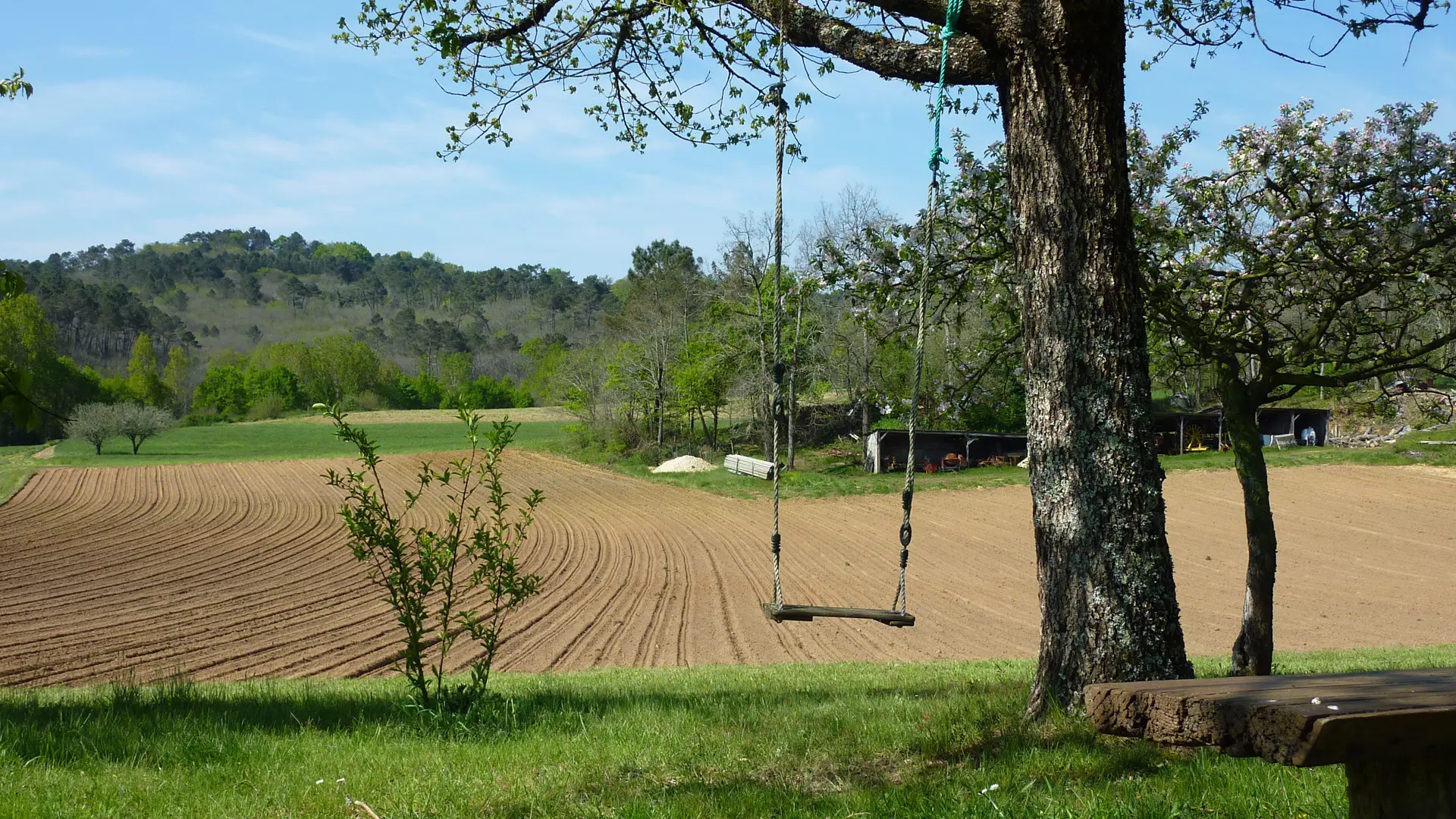 Les Picade - Balançoire devant le champs © Lot Tourisme - C. Sanchez