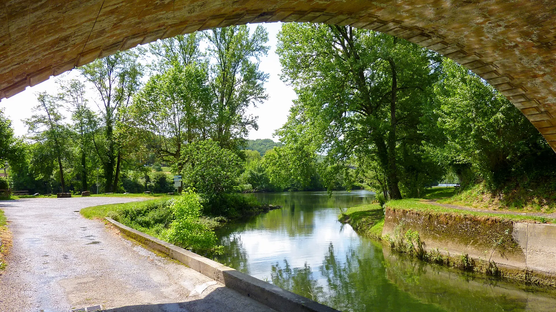 01Vers - Sur les berges du Vers  © Lot Tourisme - C. Sanchez