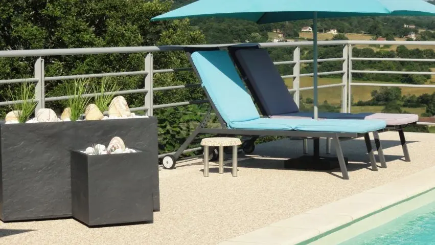 La piscine et ses bains de soleil