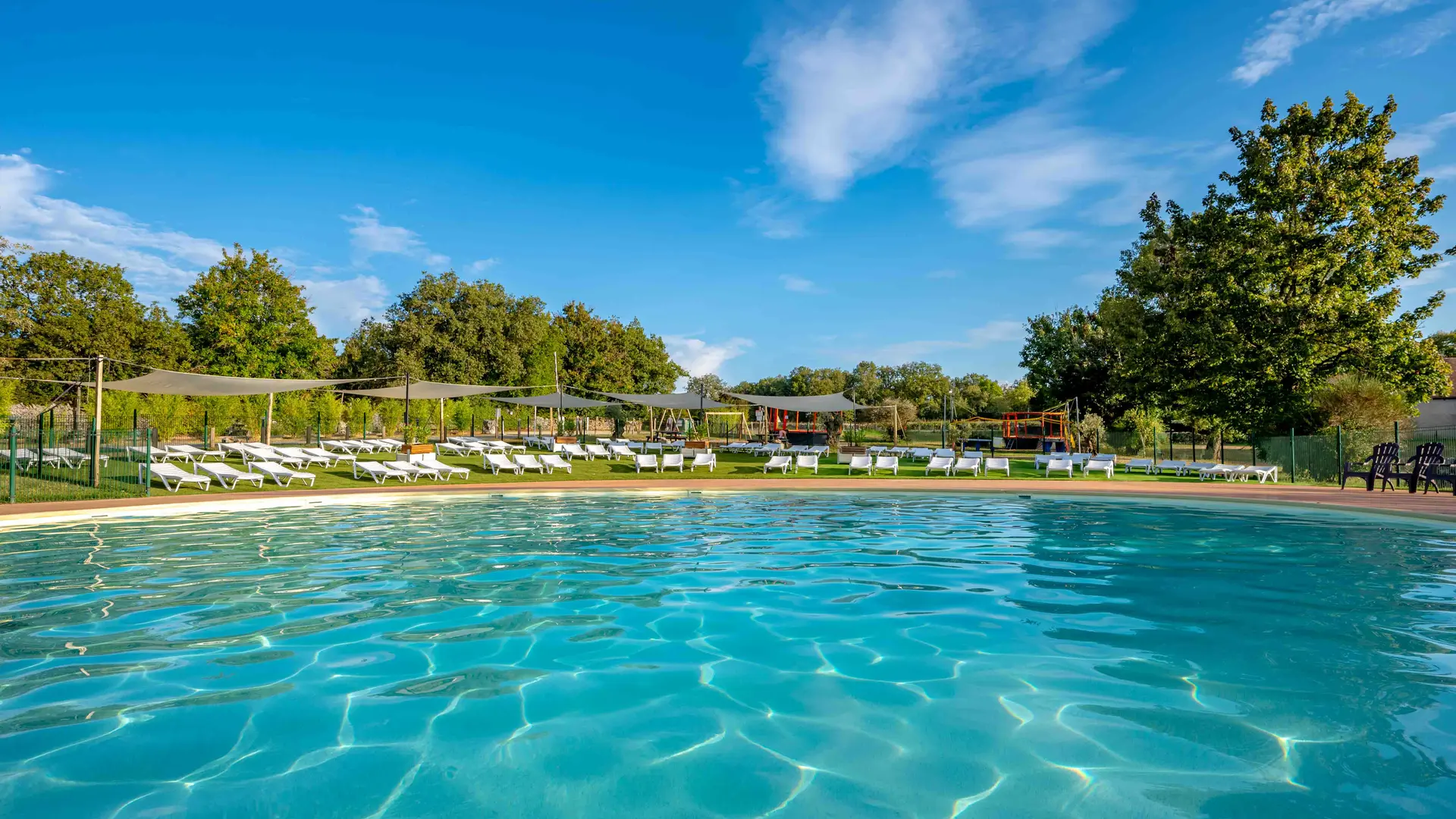 Camping-Dordogne-Les-Cigales-Piscine